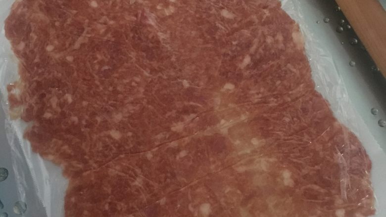 猪肉脯,<a style='color:red;display:inline-block;' href='/shicai/ 414'>猪肉</a>搅碎,加油 耗油 <a style='color:red;display:inline-block;' href='/shicai/ 788'>生抽</a>搅拌至起粘性。做了3种口味1.蜂蜜味:在上诉的配料中再加入2大勺蜂蜜。2.<a style='color:red;display:inline-block;' href='/shicai/ 724'>胡椒</a>味:买的黑<a style='color:red;display:inline-block;' href='/shicai/ 724'>胡椒</a>没到所以用了白<a style='color:red;display:inline-block;' href='/shicai/ 724'>胡椒</a>,<a style='color:red;display:inline-block;' href='/shicai/ 724'>胡椒</a>磨碎加入<a style='color:red;display:inline-block;' href='/shicai/ 414'>猪肉</a>中。3.<a style='color:red;display:inline-block;' href='/shicai/ 678'>白芝麻</a>蜂蜜味,在加入蜂蜜的<a style='color:red;display:inline-block;' href='/shicai/ 414'>猪肉</a>上撒<a style='color:red;display:inline-block;' href='/shicai/ 678'>白芝麻</a>。最好吃的是<a style='color:red;display:inline-block;' href='/shicai/ 724'>胡椒</a>味!
