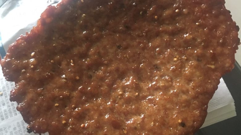 猪肉脯,猪肉表面刷层蜜糖水,烤箱预热180度5分钟,猪肉连同油纸放在托盘上,1.薄的肉片180度10分钟后拿出来翻面,倒血水再刷蜜糖水烤7分钟。最后放在铁架上180度3分钟去油。注意薄的比较容易焦。2.厚的肉片200度10分钟,翻面200度10分钟,铁架180度5分钟。图片是厚的示范图