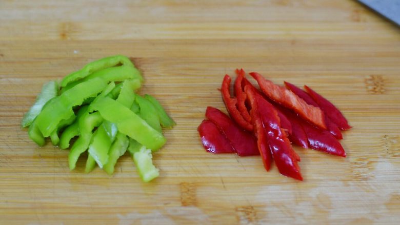 腐竹烧香菇,青红椒去籽切小块