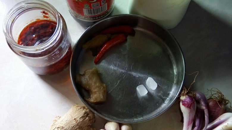 暖食一鱼香茄子粉丝煲,准备调味料