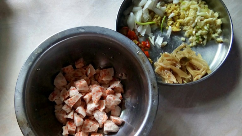 暖食一鱼香茄子粉丝煲,葱姜蒜切粒，泡海椒和<a style='color:red;display:inline-block;' href='/shicai/ 6161'>泡姜</a>切好，<a style='color:red;display:inline-block;' href='/shicai/ 335'>鱼丸</a>切粒。