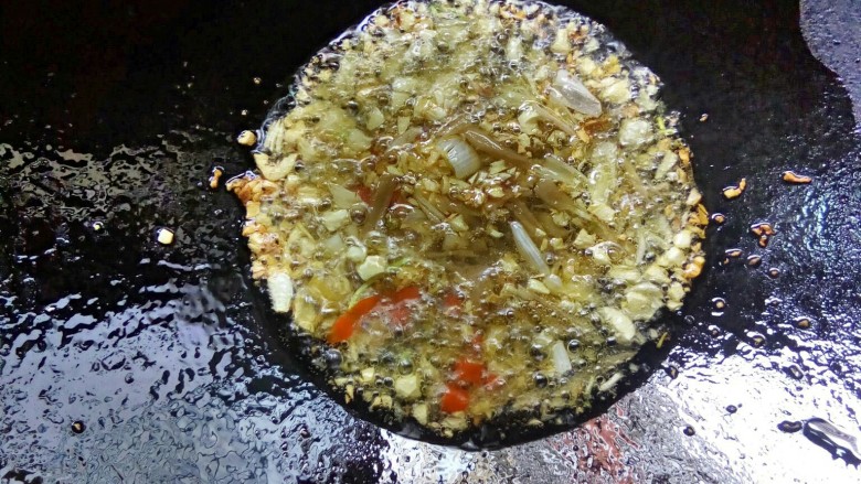 暖食一鱼香茄子粉丝煲,放泡海椒和泡姜炒香。