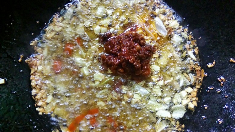 暖食一鱼香茄子粉丝煲,加<a style='color:red;display:inline-block;' href='/shicai/ 11801'>郫县豆瓣</a>炒飞皮，放<a style='color:red;display:inline-block;' href='/shicai/ 866'>冰糖</a>粒。