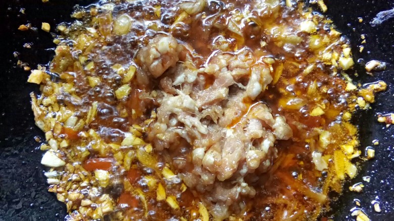 暖食一鱼香茄子粉丝煲,放<a style='color:red;display:inline-block;' href='/shicai/ 5353'>肉馅</a>炒断生后起锅。