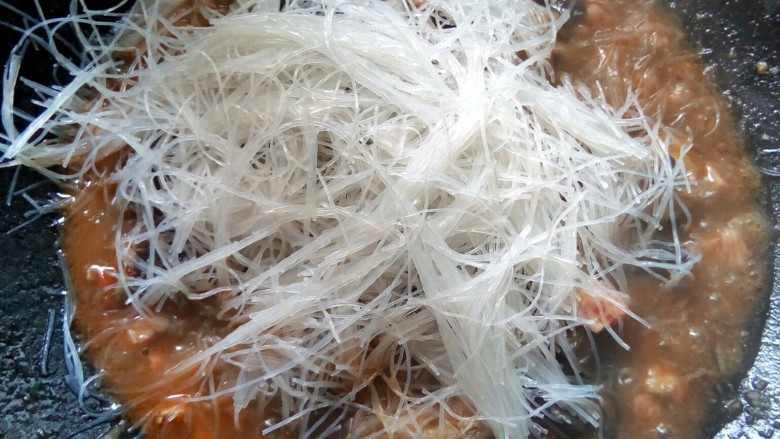 暖食一鱼香茄子粉丝煲,汤汁稠时，放泡过的<a style='color:red;display:inline-block;' href='/shicai/ 523'>粉丝</a>炒香。