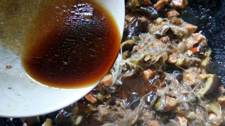 暖食一鱼香茄子粉丝煲,调入鱼香汁。