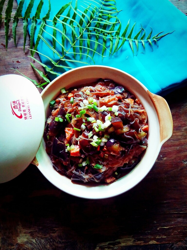暖食一鱼香茄子粉丝煲,端上桌。