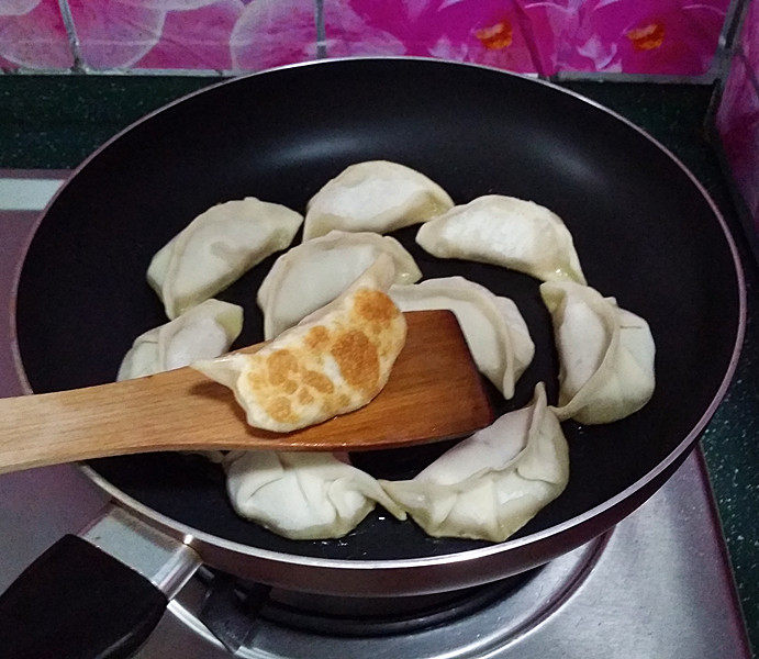 冰花煎饺,开中火煎至底部呈微焦黄状