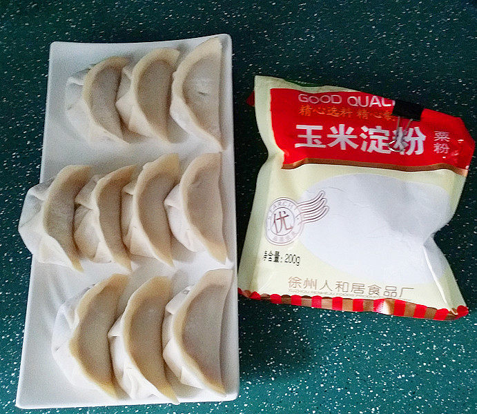 冰花煎饺,备好食材