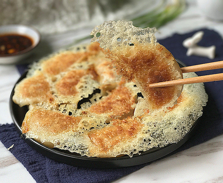 冰花煎饺,用筷子轻轻夹起，看到似冰花的群边