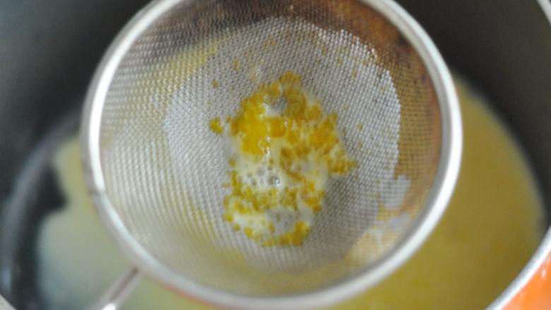 焖烧杯冰淇淋,过筛一遍。