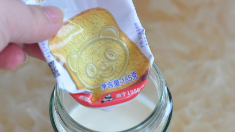 焖烧杯冰淇淋,<a style='color:red;display:inline-block;' href='/shicai/ 8197'>淡奶油</a>倒入小瓶子中，挤入<a style='color:red;display:inline-block;' href='/shicai/ 893'>炼乳</a>。
