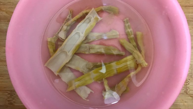 了不起的小番茄·笋干番茄蛋花汤,清洗两三遍,因为多多少少会有盐分在里面,要洗干净