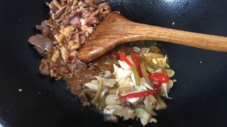 泡椒鸡杂,将鸡杂铲在一边,留下热油,倒入泡菜继续大火爆炒一下炒出泡菜香味。