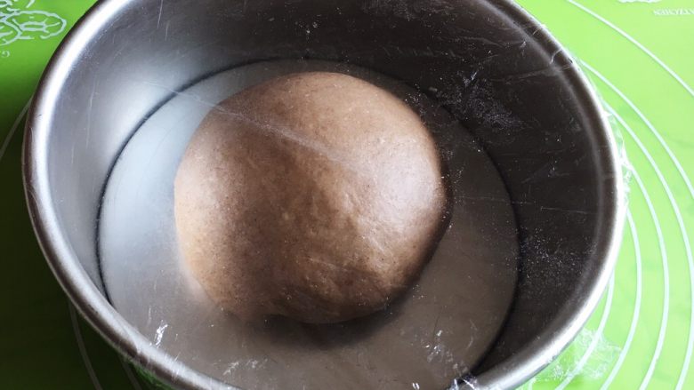 芝麻核桃三角包,拿出整理,放入模具中,盖上保鲜膜。