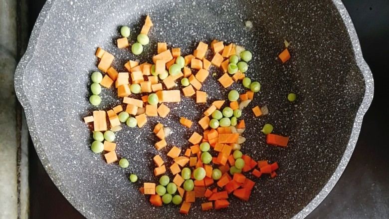 宝宝辅食—红薯胡萝卜豌豆焖饭,倒入所有蔬菜翻炒片刻(不需要炒熟)