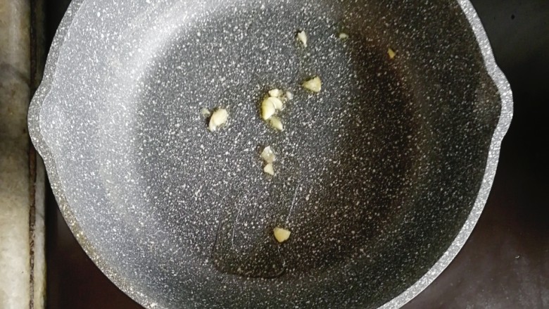 宝宝辅食—红薯胡萝卜豌豆焖饭,锅内少许油,放入蒜末炒香