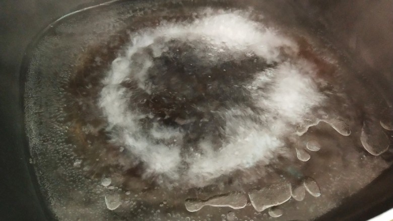鸡蛋炒豌豆,锅中坐水,加少许的盐和食用油
