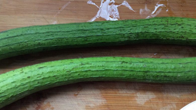 了不起的小番茄+番茄炒丝瓜,<a style='color:red;display:inline-block;' href='/shicai/ 57'>丝瓜</a>洗净