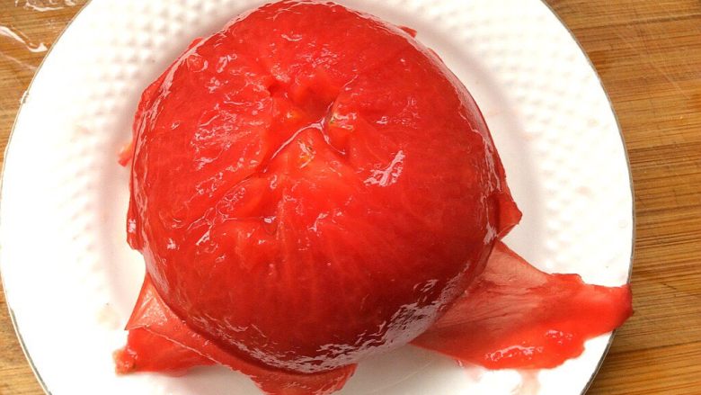 了不起的小番茄+番茄炒丝瓜,<a style='color:red;display:inline-block;' href='/shicai/ 59'>番茄</a>洗净去皮