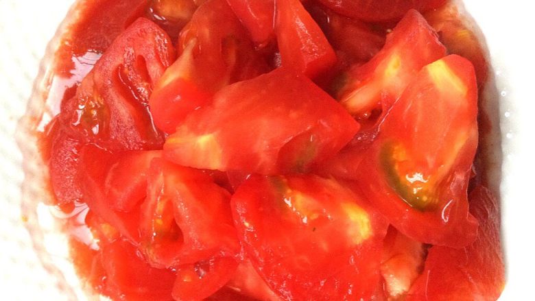 了不起的小番茄+番茄炒丝瓜,切块备用