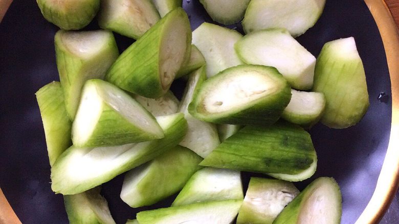 了不起的小番茄+番茄炒丝瓜,切成滚刀块