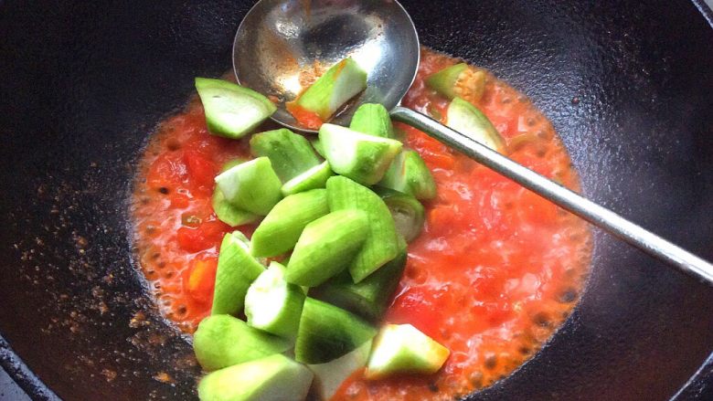 了不起的小番茄+番茄炒丝瓜,倒入丝瓜翻炒片刻加入少许盐，<a style='color:red;display:inline-block;' href='/shicai/ 788'>生抽</a>，