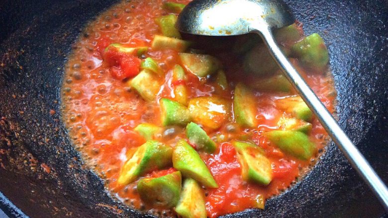 了不起的小番茄+番茄炒丝瓜,加入少许水，丝瓜稍煮片刻，加入少许<a style='color:red;display:inline-block;' href='/shicai/ 756'>鸡精</a>炒均匀即可出锅装盘。