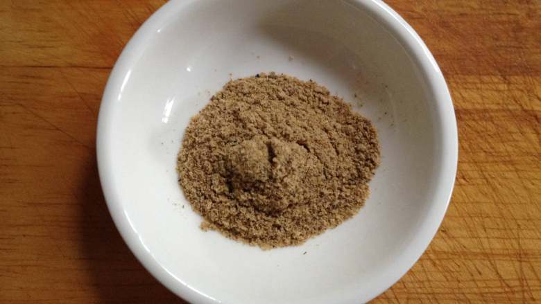 饺皮酱香饼,备好椒盐(可以自己做,也可以在超市购买)