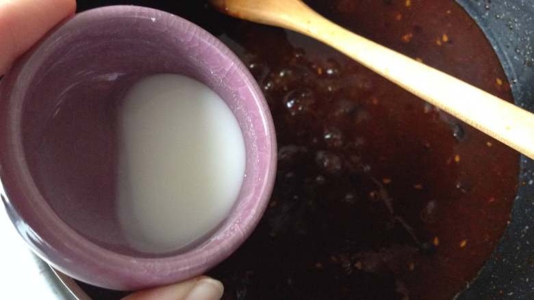 饺皮酱香饼,水淀粉再次搅匀,慢慢倒入锅中,边倒边搅拌