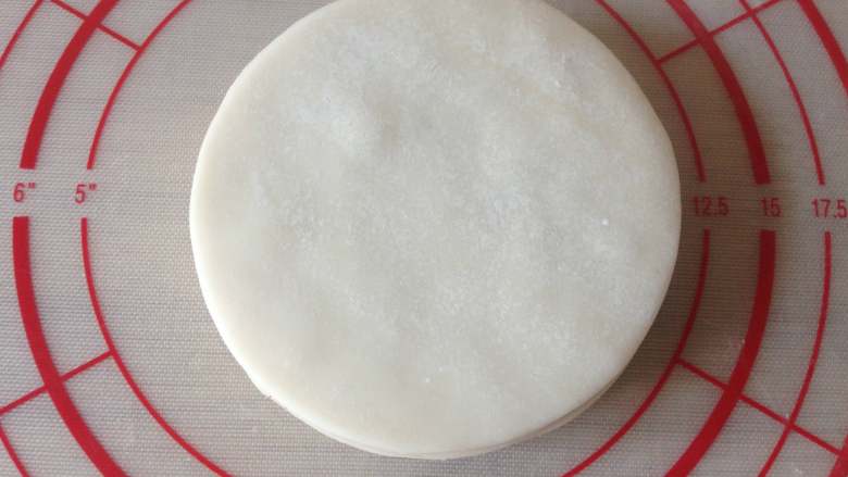 饺皮酱香饼,再用一张饺皮盖在上面,再抹上油和椒盐,如此重复叠上12张饺皮(饺皮的数量随意)
