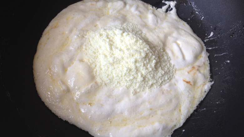 牛轧饼,待棉花糖完全融化后,放入奶粉翻炒均匀