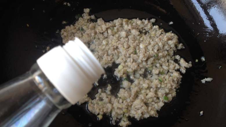 西施豆腐,肉末炒至变白后倒入<a style='color:red;display:inline-block;' href='/shicai/ 718'>料酒</a>翻炒片刻