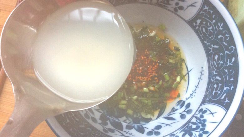 泡菜大肉酸汤水饺,先舀入碗中两勺饺子汤,