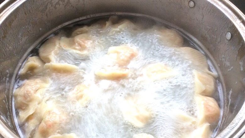 泡菜大肉酸汤水饺,烧水煮饺子,点3开,饺子漂浮起来,肚子鼓起就熟了