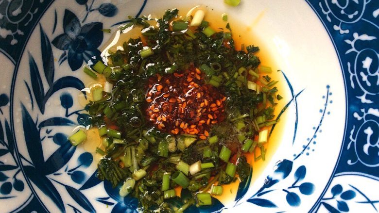 泡菜大肉酸汤水饺,再放入油泼辣子,碗汁就好了