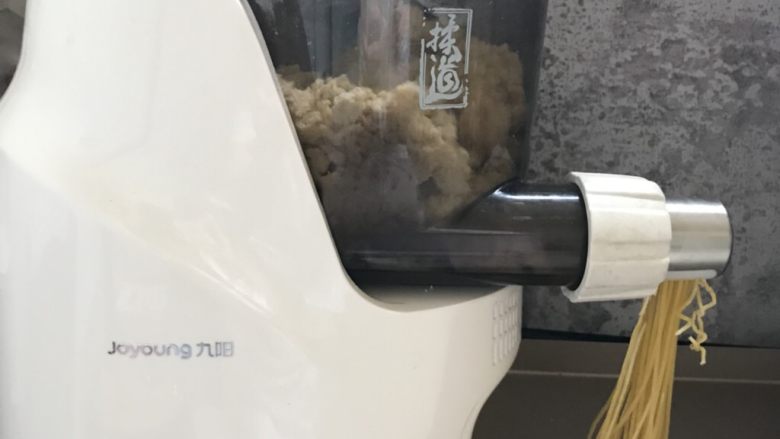 自制意大利面条,几分钟后,面条就做好了。