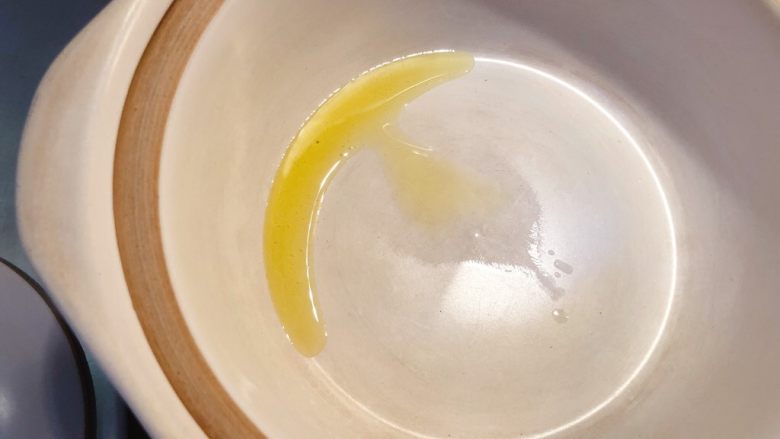 香菇豆腐汤,炒锅上火烧热,加底油。