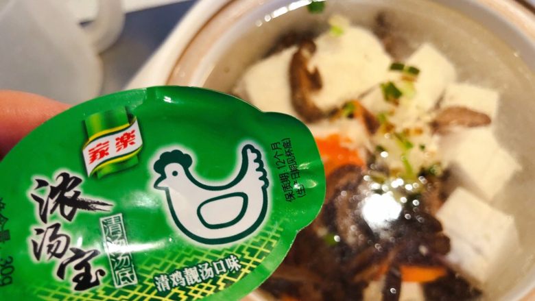 香菇豆腐汤,如果没有高汤的话,加入1/3浓汤宝。
