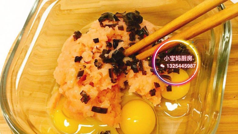 三文鱼米饭蒸寿司
,1三文鱼剁成泥、木耳焯水切碎