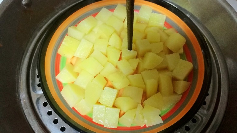 仿真蛋黄酥~宝宝辅食食谱,放入锅中蒸15分钟蒸熟,用筷子可以轻松扎小洞即可。