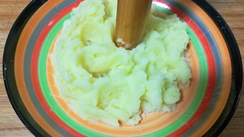 仿真蛋黄酥~宝宝辅食食谱,取出来后,趁热用擀面杖头或勺子碾压成土豆泥。