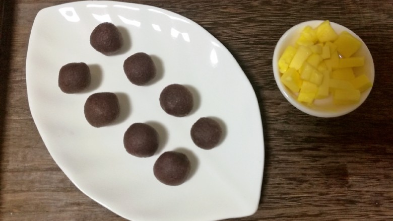 仿真蛋黄酥~宝宝辅食食谱,提前把黄油切成小块,红豆沙分成八份,搓圆备用。