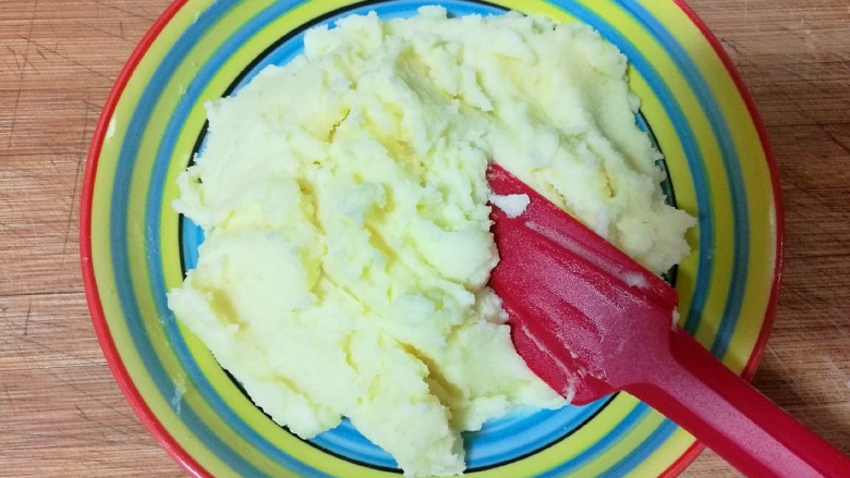 仿真蛋黄酥~宝宝辅食食谱,把土豆泥搅拌均匀,让土豆泥彻底的吸收黄油。