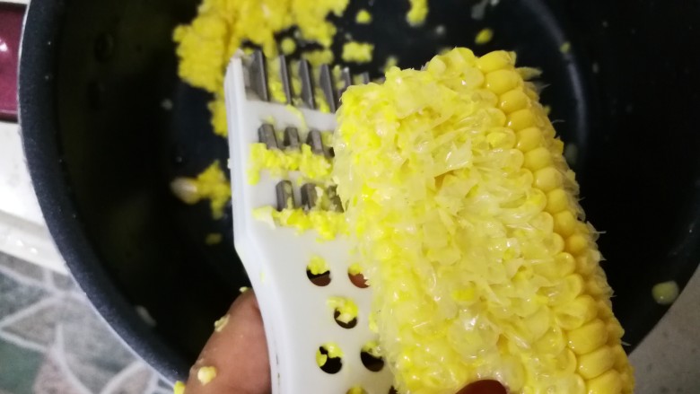 玉米饼,玉米用刨丝的工具,擦成泥