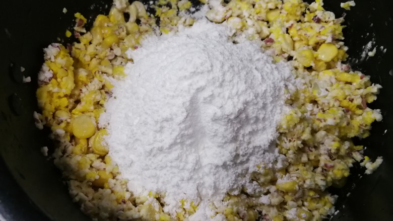 玉米饼,放入粘米粉,适量糖