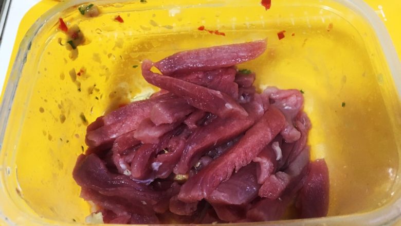 上海菜-烂菜糊,里脊肉斜切成条,用料酒,黑胡椒,耗油腌制15分钟