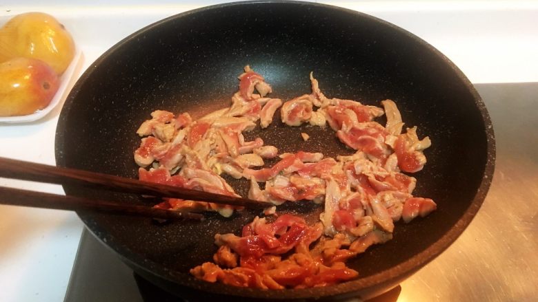 上海菜-烂菜糊,少油,里脊肉入锅断生,盛出备用