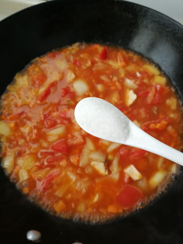 了不起的小番茄+番茄鸡肉酱意面,加入3克盐,5克<a style='color:red;display:inline-block;' href='/shicai/ 10588'>糖</a>,大火烧开转小火炖15分钟