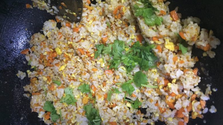 海胆黄炒饭,加入胡萝卜炒熟,然后加入米饭和所有食材翻炒均匀,加少许盐